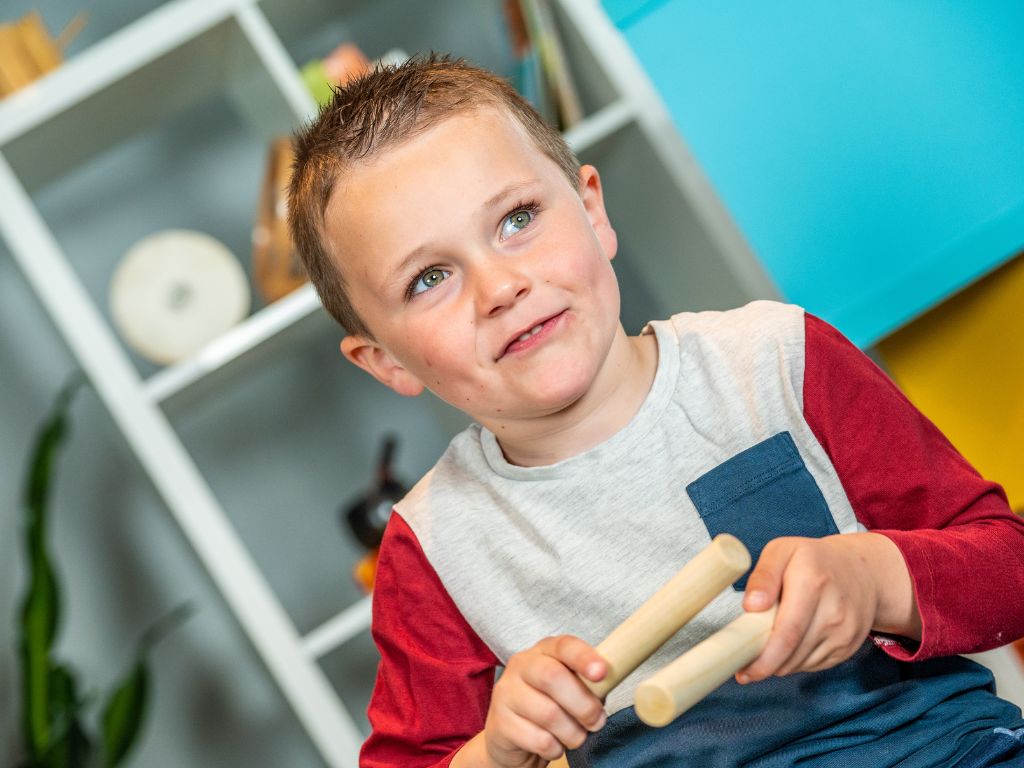 Enfant qui joue des claves 